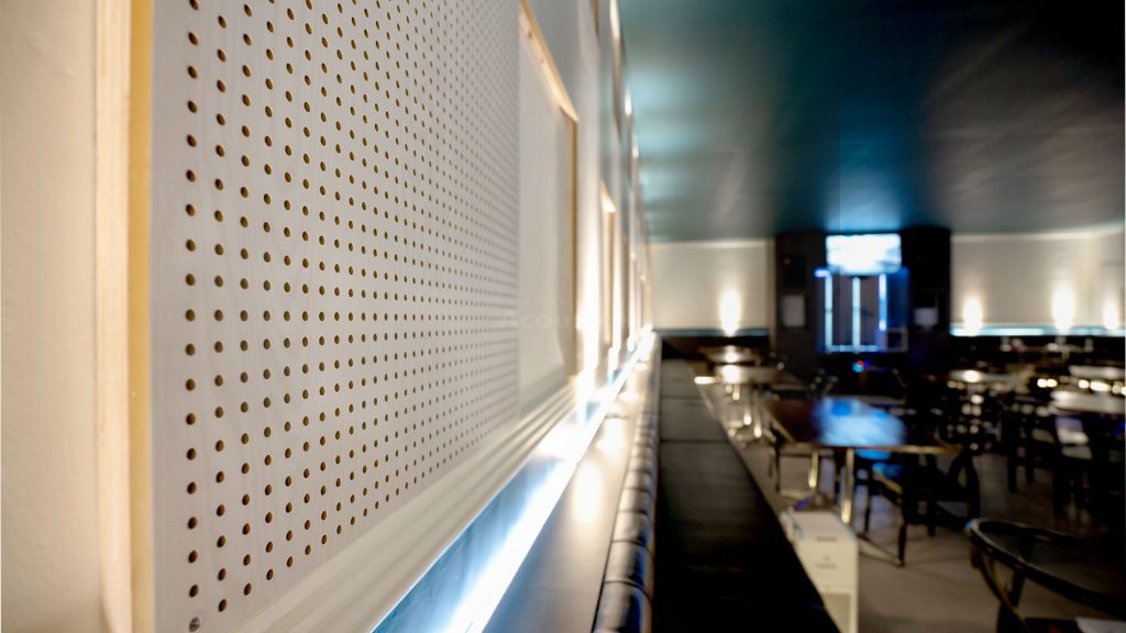 panel akustik kayu berlubang Acourete Perfowood pada dinding Cafe