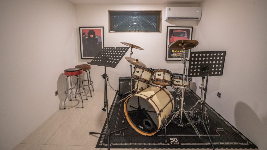 Acourete SIlent Wall dan Acourete Fiber terpasang pada dinding studio musik