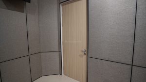 Peredam suara mlv Acourete Noise Armour terpasang pada pintu karaoke