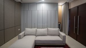 Peredam suara mlv Acourete Noise Armour terpasang pada dinding belakang home karaoke