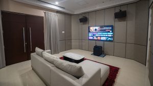 peredam suara home karaoke dengan desain akustik interior secara seamless