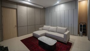 Peredam suara mlv Acourete Noise Armour terpasang pada dinding belakang home karaoke