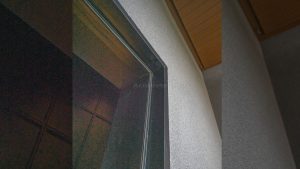 Pintu yang telah dilapisi dengan peredam suara Acourete Silent Wall 