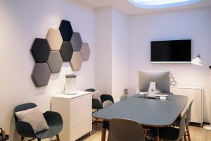 desain akustik interior secara seamless pada ruang kerja