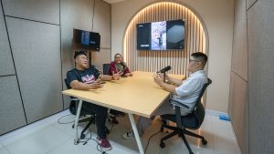Material absorber Acourete Fiber 1000 terpasang pada ruang podcast