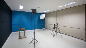 Material absorber Acourete Fiber 1000 terpasang pada ruang podcast