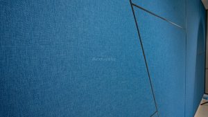 Material absorber Acourete Fiber 1000 terpasang pada ruang podcast
