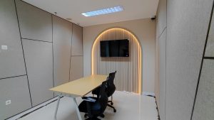 Material absorber Acourete Fiber 1000 terpasang pada ruang podcast