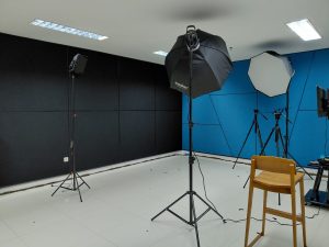 Material absorber Acourete Fiber 1000 terpasang pada ruang podcast