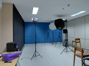 Material absorber Acourete Fiber 1000 terpasang pada ruang podcast