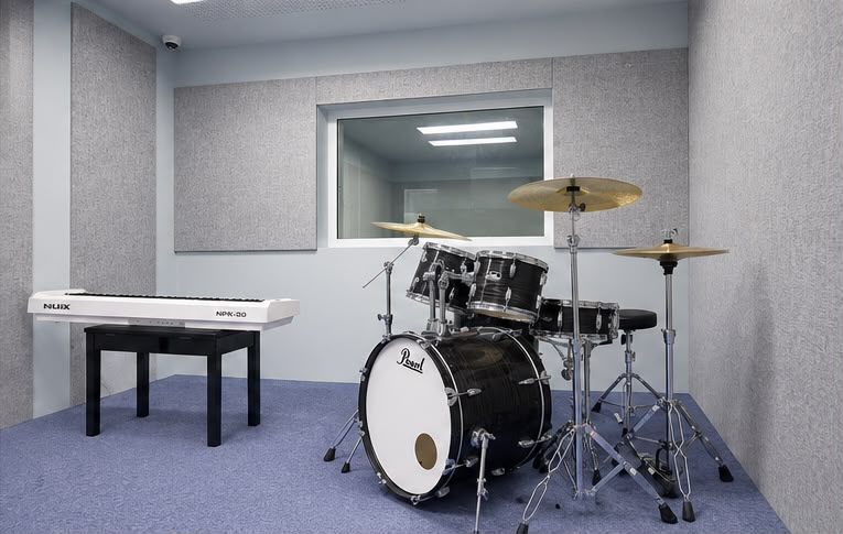 Peredam suara ruang musik sekolah